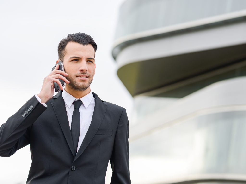 Деловой мужчина с мобильным телефоном