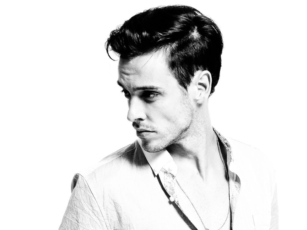 Красивый мужчина модель на белом фоне 