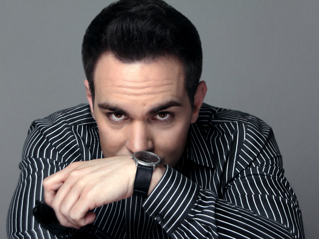 Красивый мужчина с часами на руке 