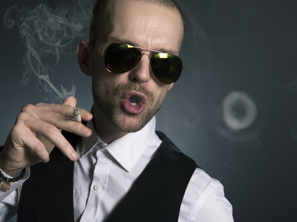 Стильный мужчина в очках с сигаретой 