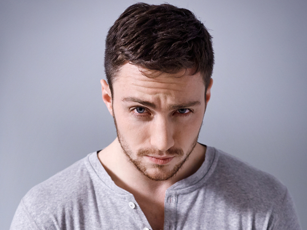 Молодой голубоглазый мужчина на сером фоне