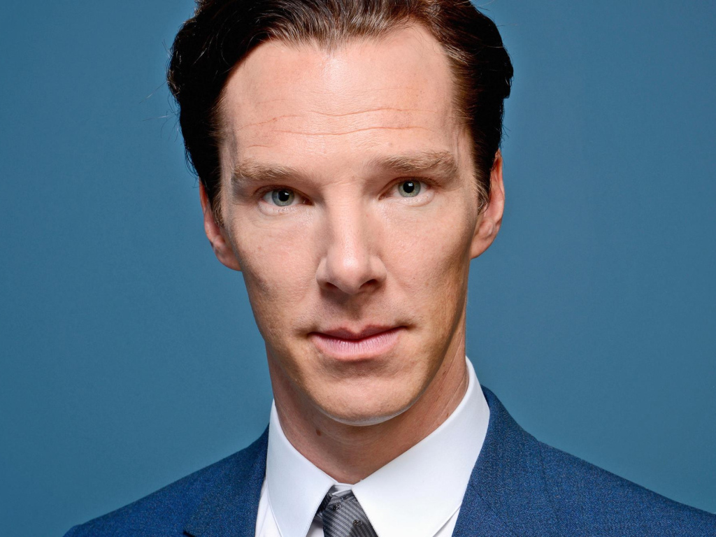 Актер Бенедикт Камбербэтч лицо крупным планом на голубом фоне