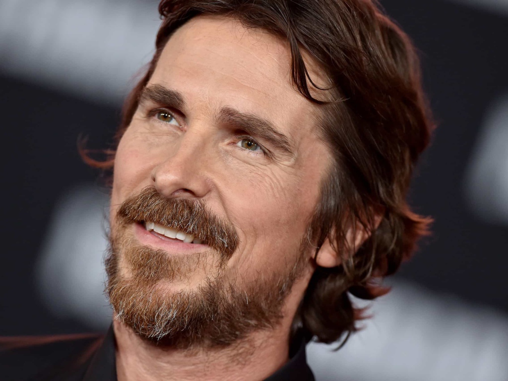 Лицо актера Кристиана Бэйла крупным планом