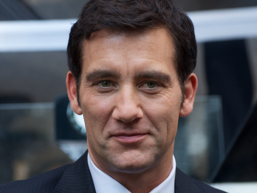 Актер Клайв Оуэн крупным планом