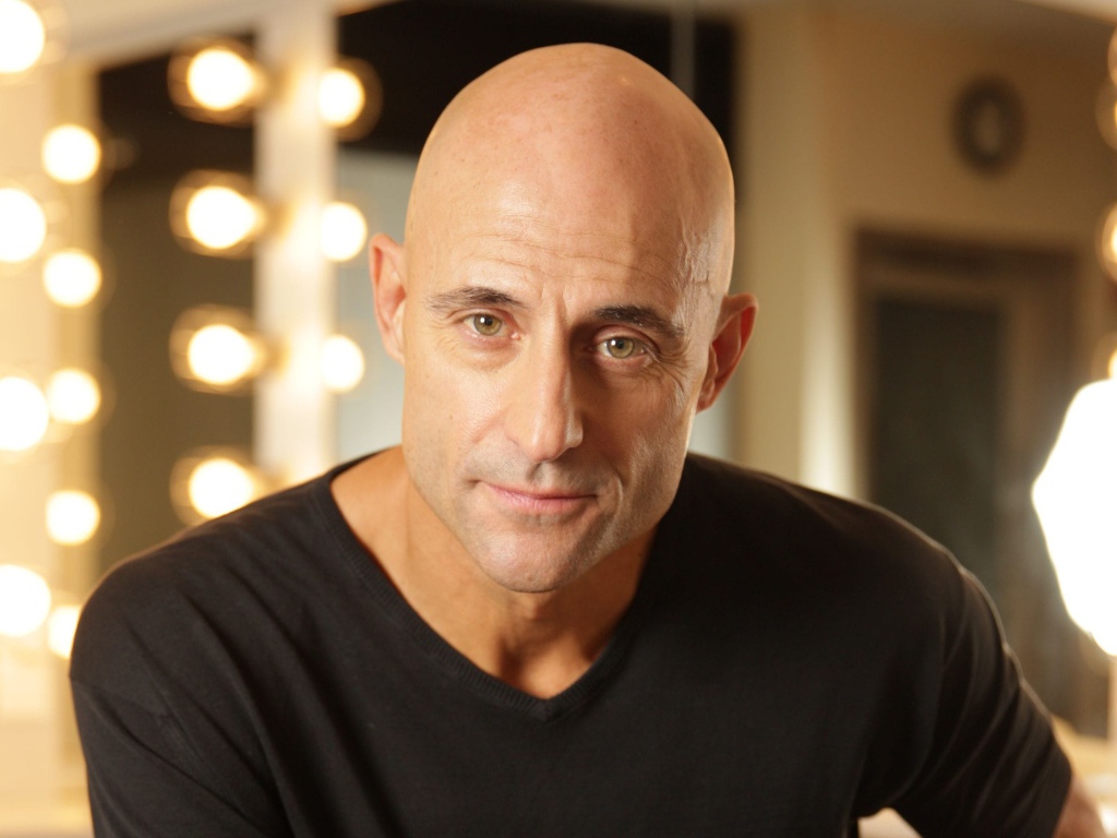 Актер Марк Стронг на фоне лампочек