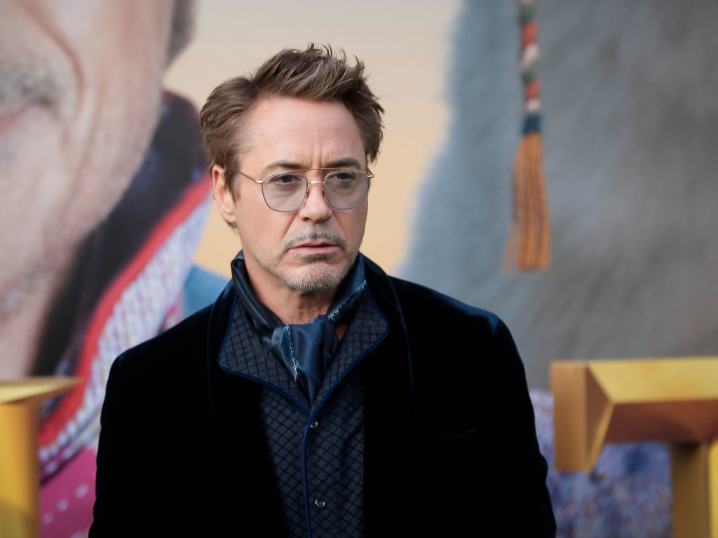 Актер Роберт Дауни-младший в очках