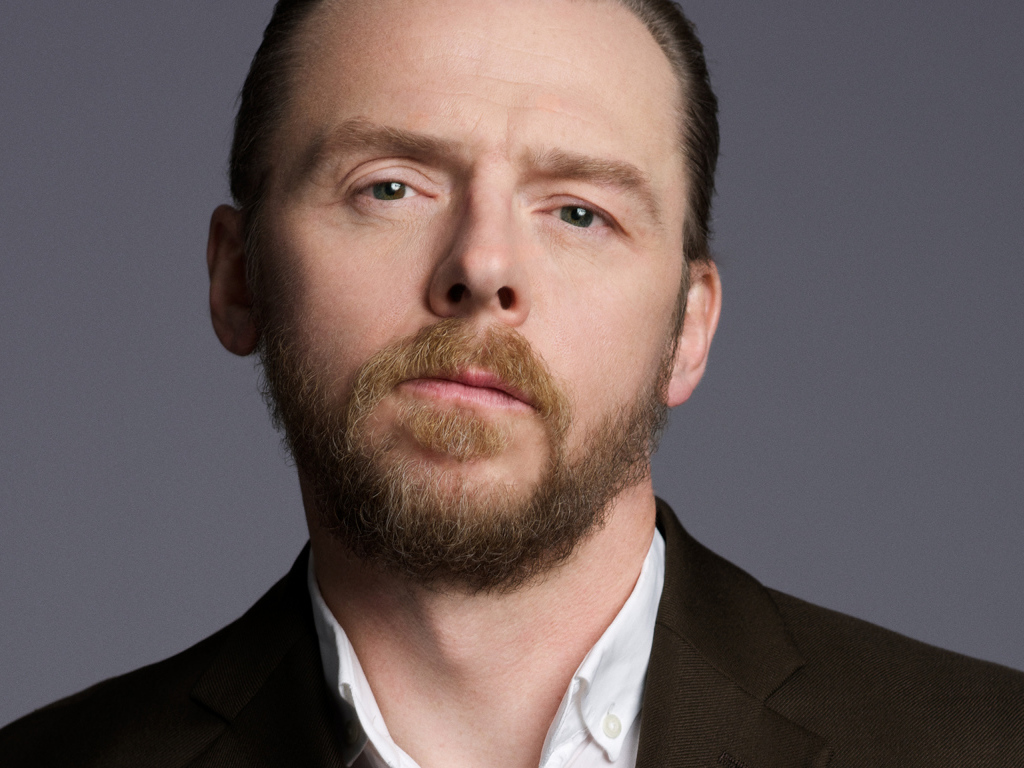 Актер Саймон Пегг на сером фоне