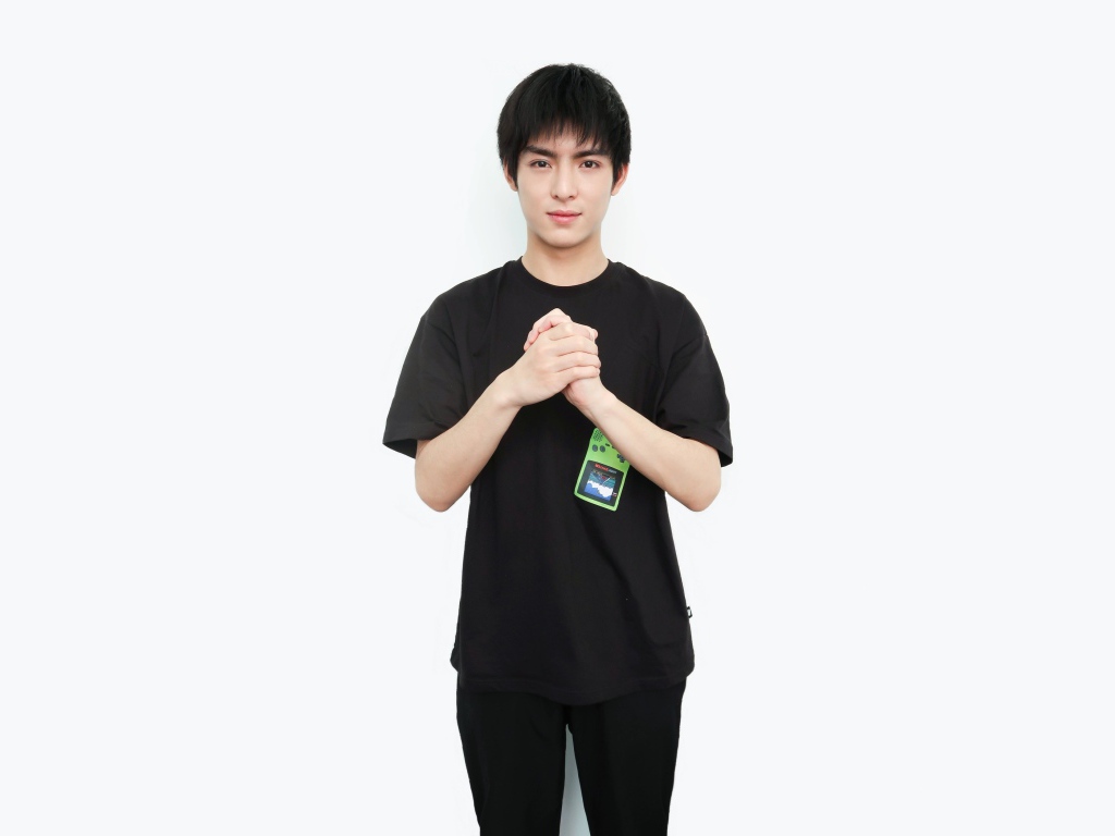 Актер Ван Хао Сюань на белом фоне