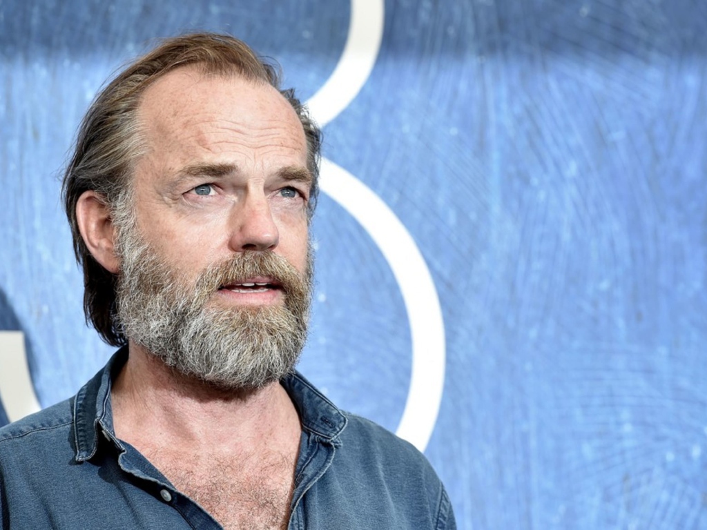 Бородатый мужчина, актер Хьюго Уивинг