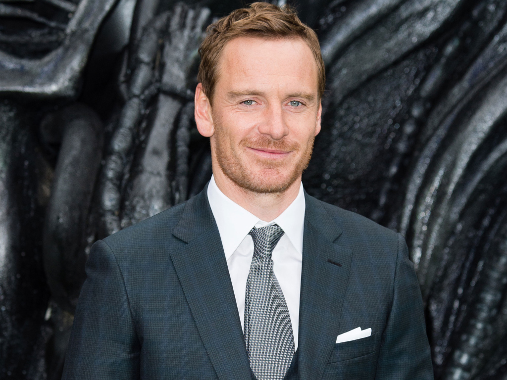 Немецкий актер Майкл Фассбендер в костюме