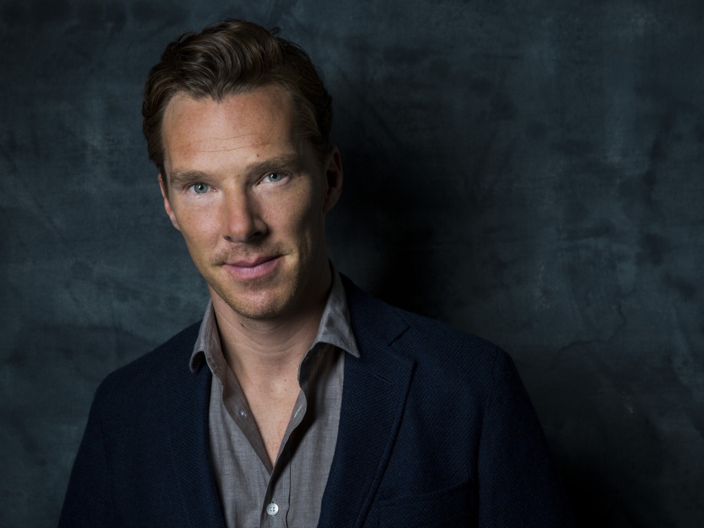 Популярный актер Бенедикт Камбербэтч у стены