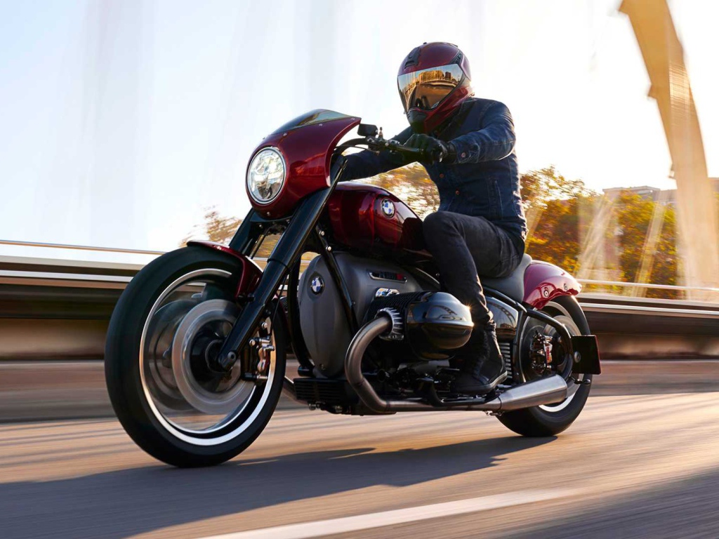 Байкер на мотоцикле BMW Concept R 18.2 на трассе