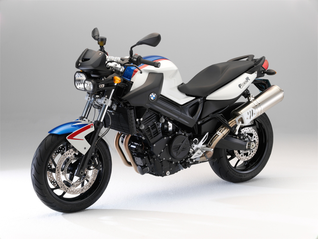 Черный мотоцикл BMW  F 800 R на сером фоне крупным планом