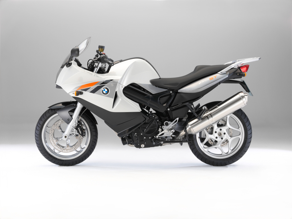Серый мотоцикл BMW F 800 ST на сером фоне 