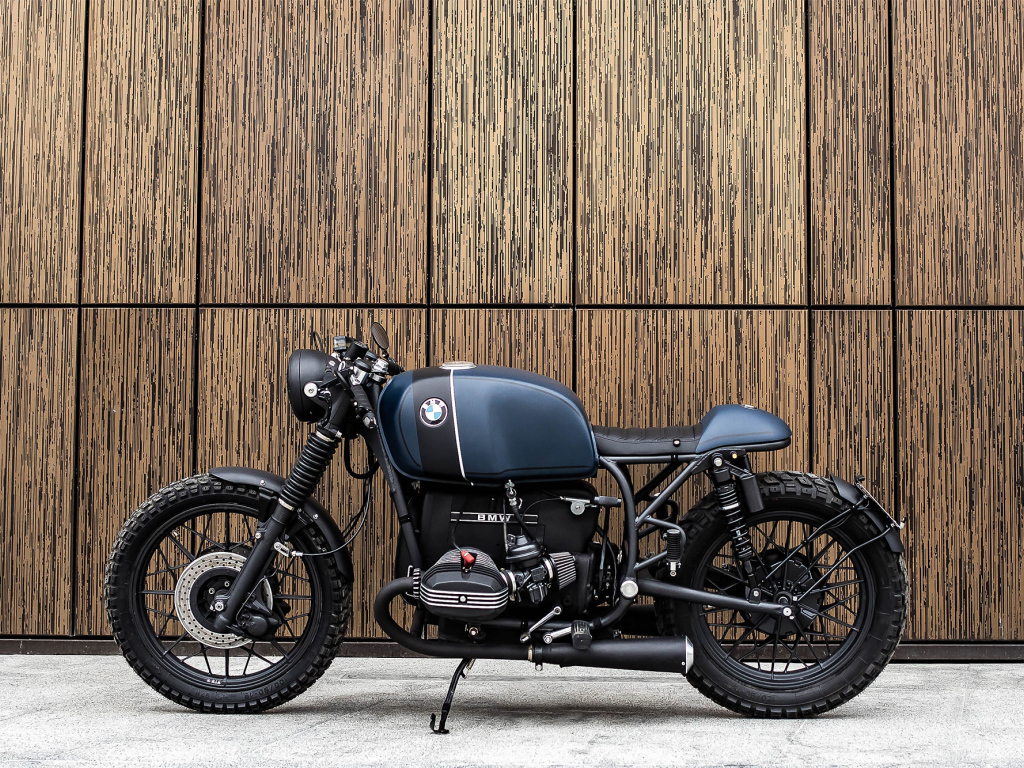 Мотоцикл Vagabund BMW R100R на фоне стены