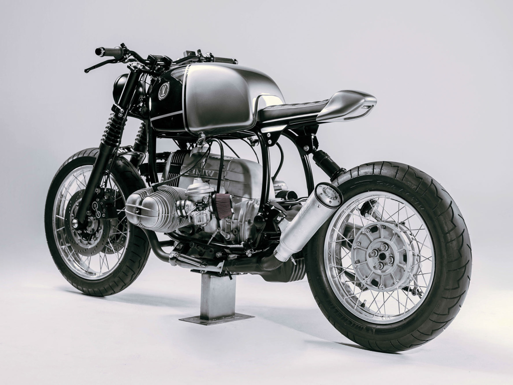 Мотоцикл Vagabund BMW R100R на сером фоне вид сзади