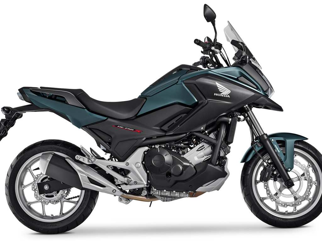 Мотоцикл Honda NC750X, 2021 года на белом фоне