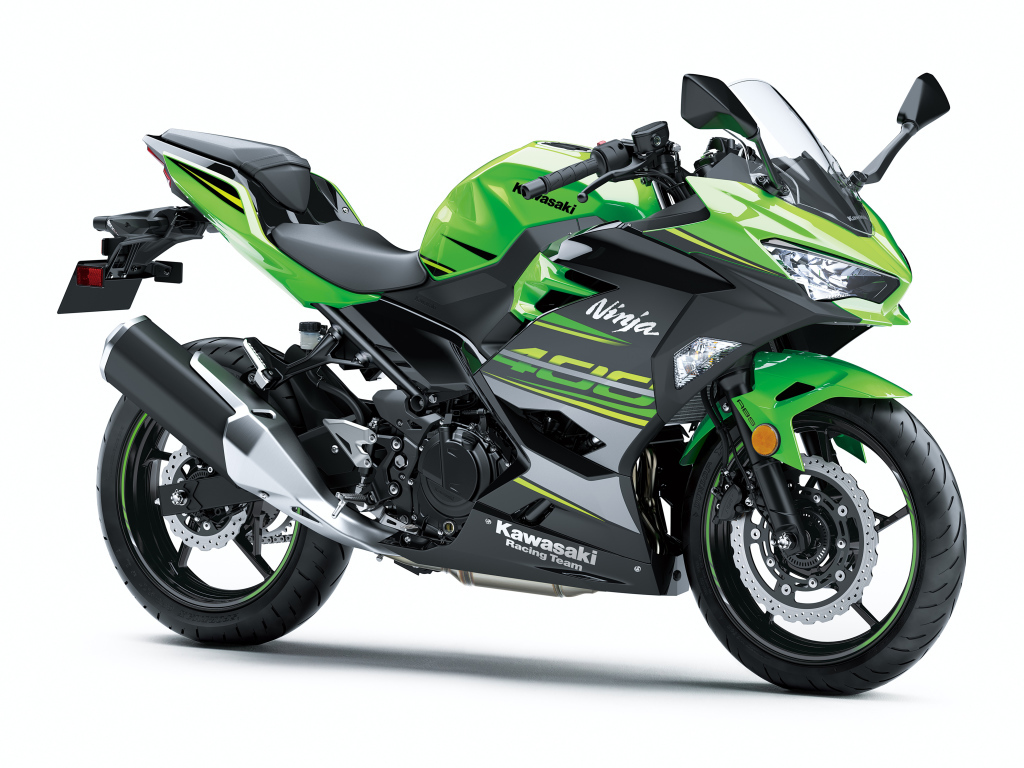 Зеленый мотоцикл Kawasaki Ninja 400 на белом фоне