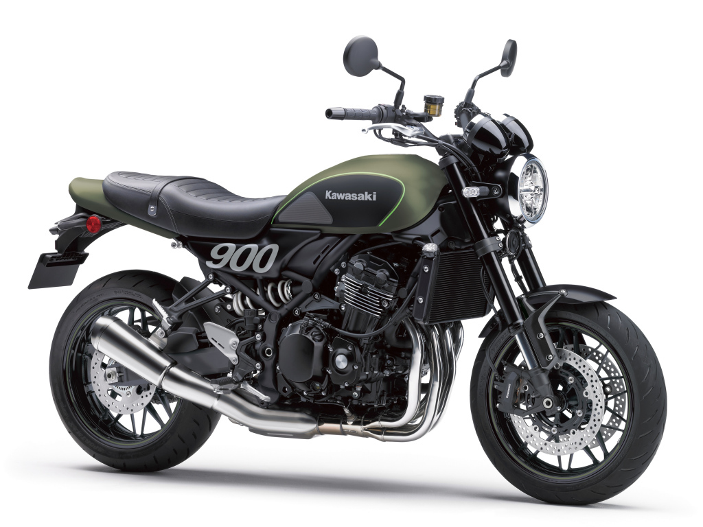 Большой черный мотоцикл Kawasaki Z900 RS на белом фоне