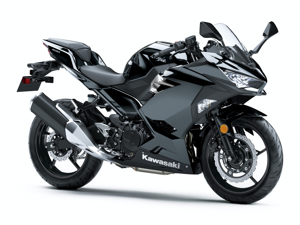 Большой мотоцикл Kawasaki Ninja 400 на белом фоне