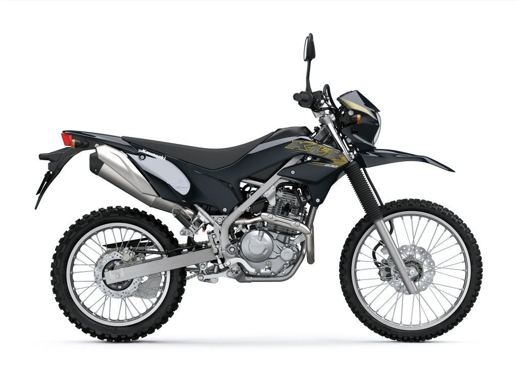Гоночный мотоцикл Kawasaki KLX230 на белом фоне