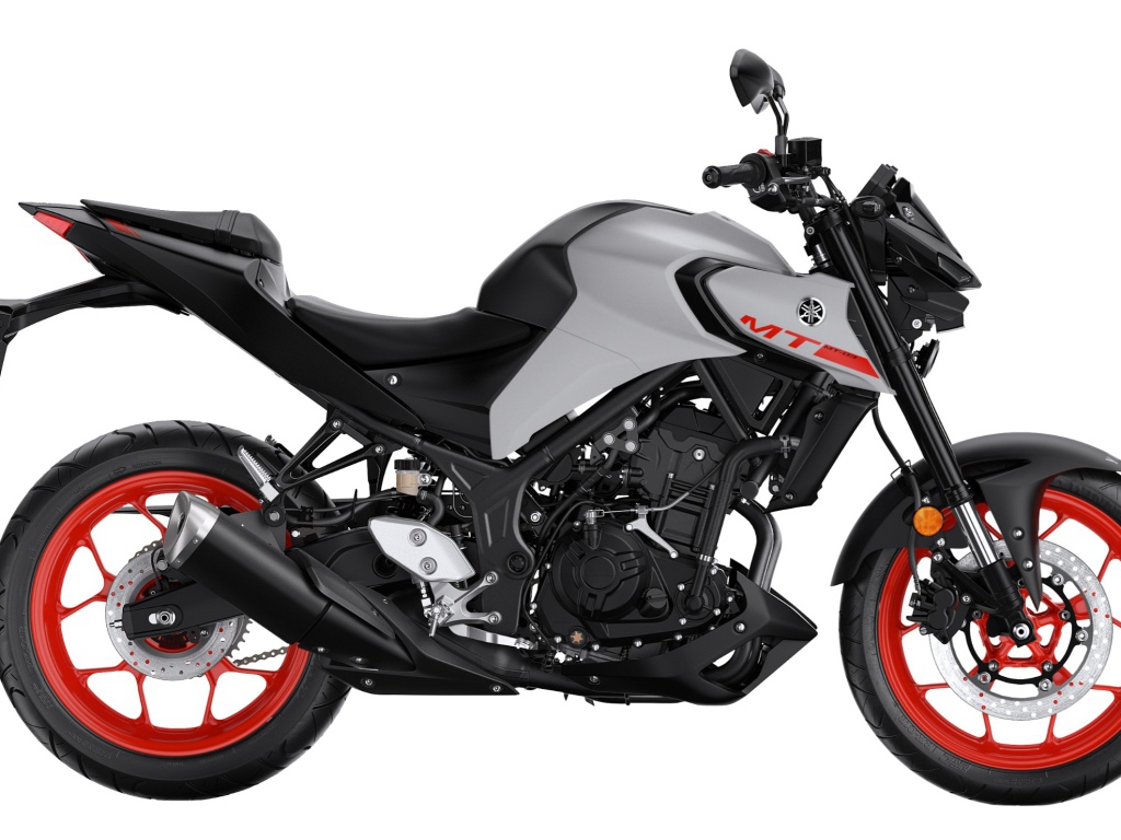 Мотоцикл Yamaha MT-03, 2021 года на белом фоне
