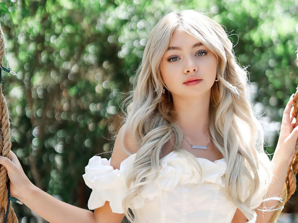 Красивая блондинка певица Сисили Роуз