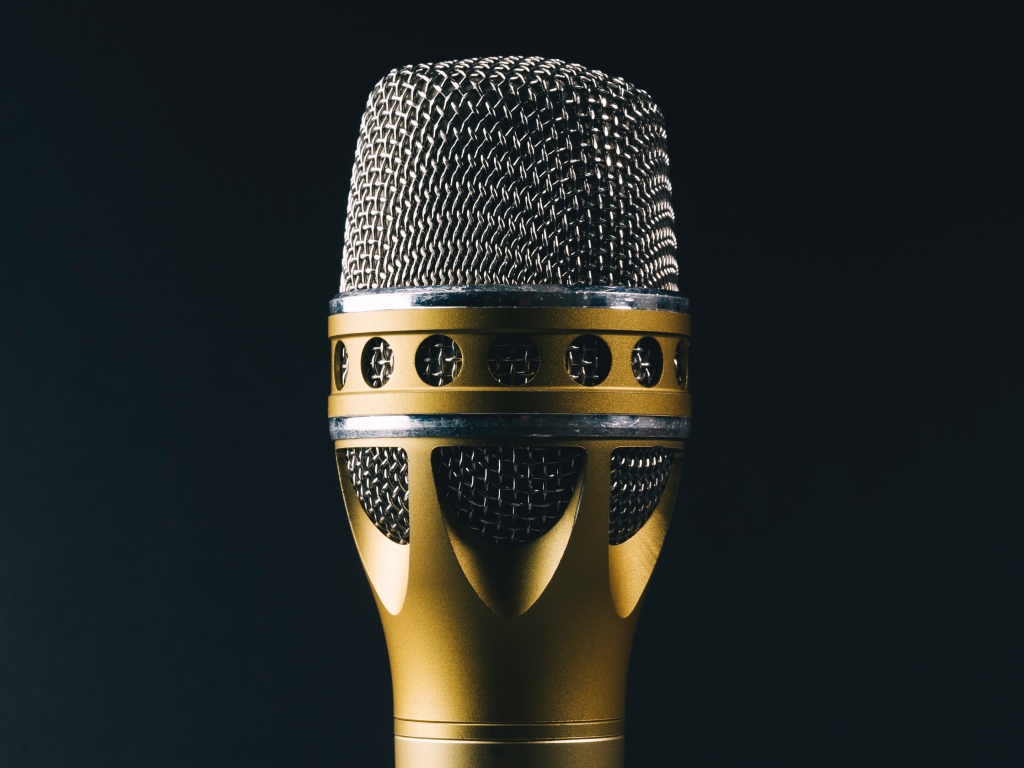 Красивый профессиональный микрофон на черном фоне 