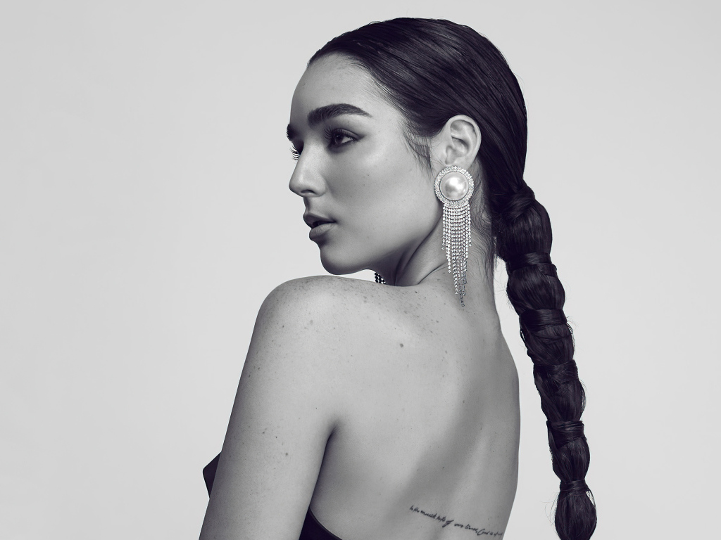 Красивая певица Индиана Массара на сером фоне