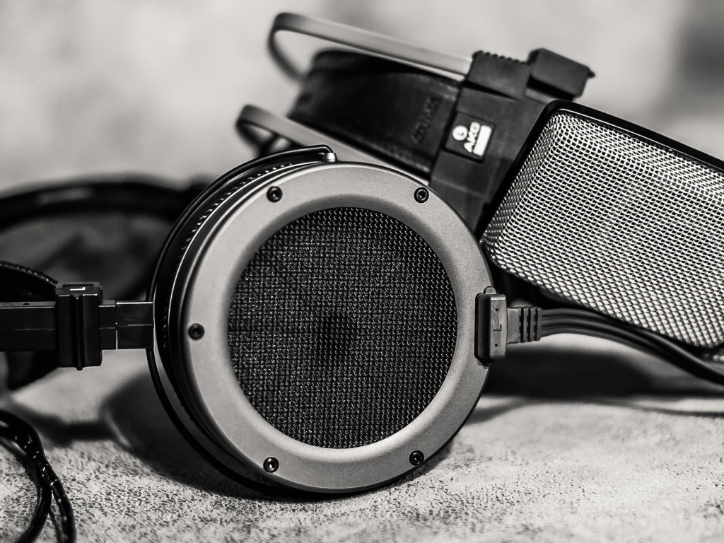 Черные наушники и студийный микрофон