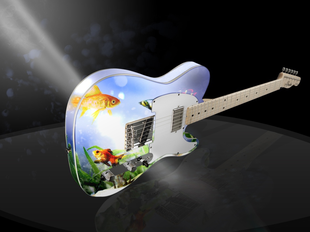 Гитара с рисунком в свете софитов