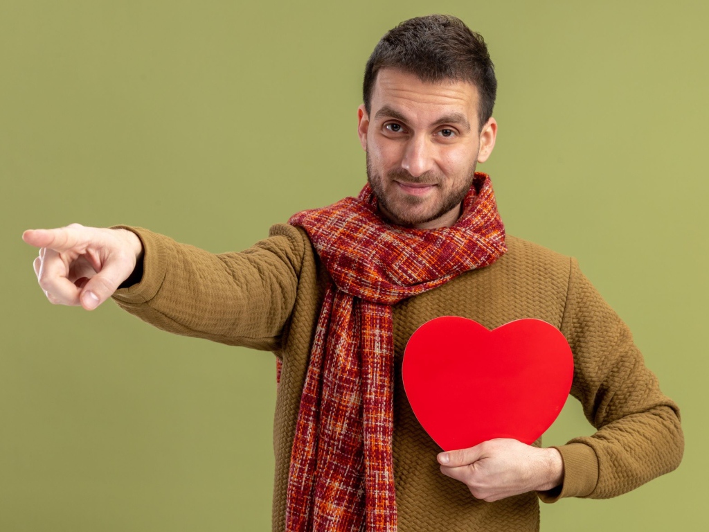 Мужчина с красным сердцем в руке 