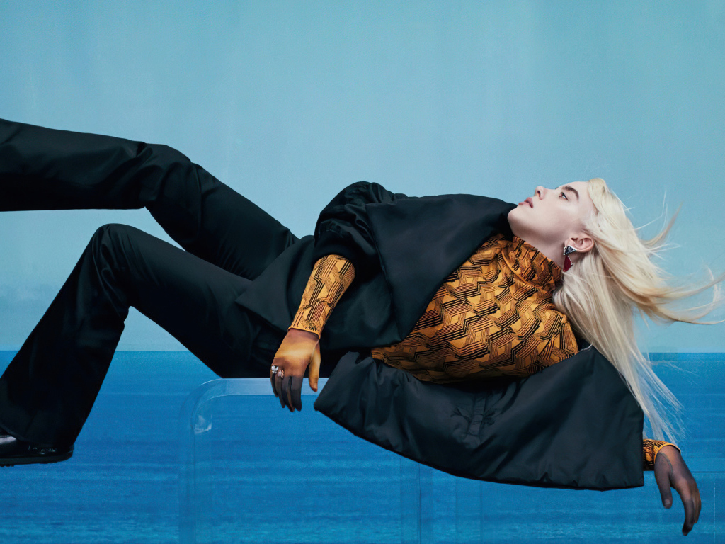 Певица Билли Айлиш на голубом фоне