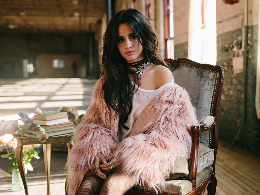 Певица Камила Кабельо сидит в кресле