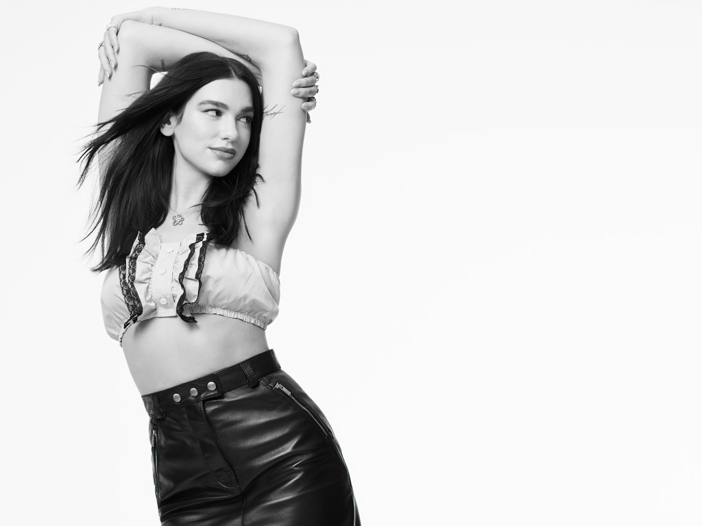 Певица Дуа Липа на белом фоне, черно-белое фото