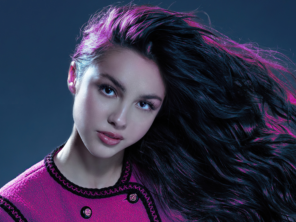 Длинные волосы у певицы Оливия Родриго