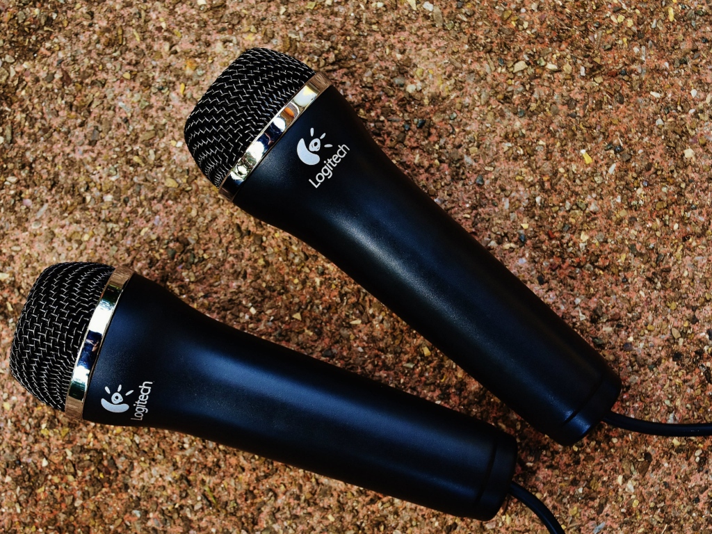 Два микрофона logitech на асфальте 