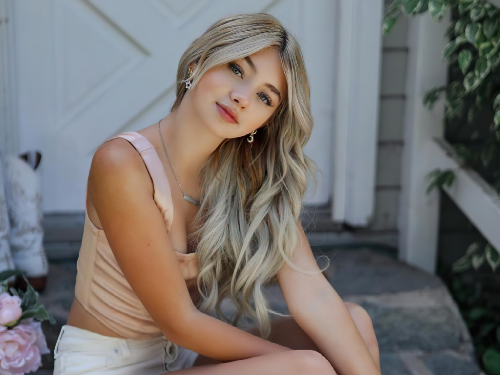 Молодая девушка певица Сисили Роуз