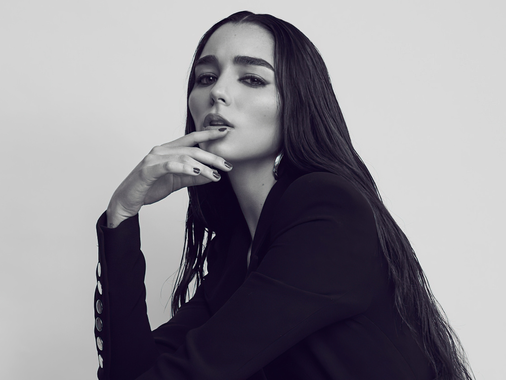 Молодая певица Индиана Массара в черном наряде