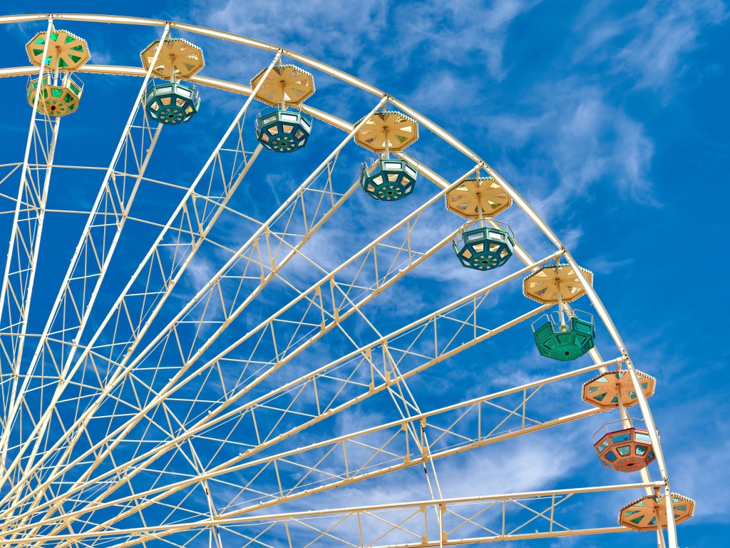 Колесо обозрения на фоне голубого неба