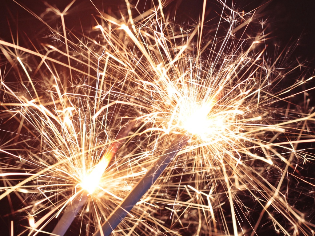 Зажженные бенгальские огни крупным планом 