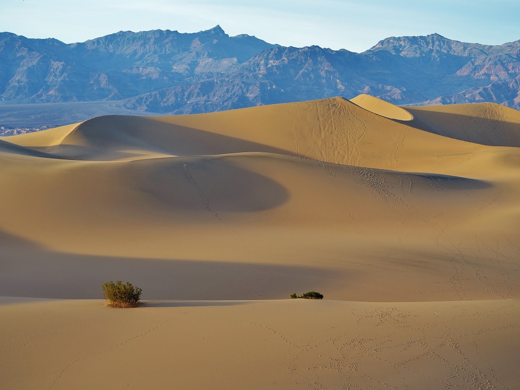 Большая пустыня с горячим песком у гор 