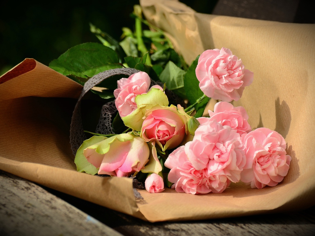Букет розовых роз в бумаге