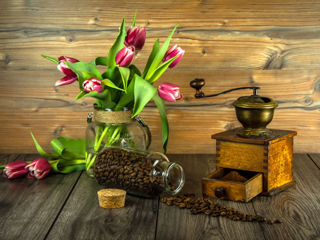 Букет тюльпанов на столе с кофе
