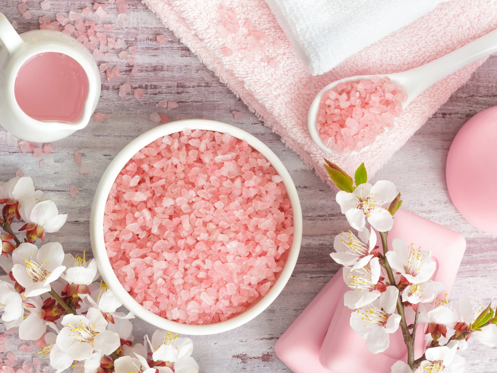 Розовая ароматная соль с цветами вишни