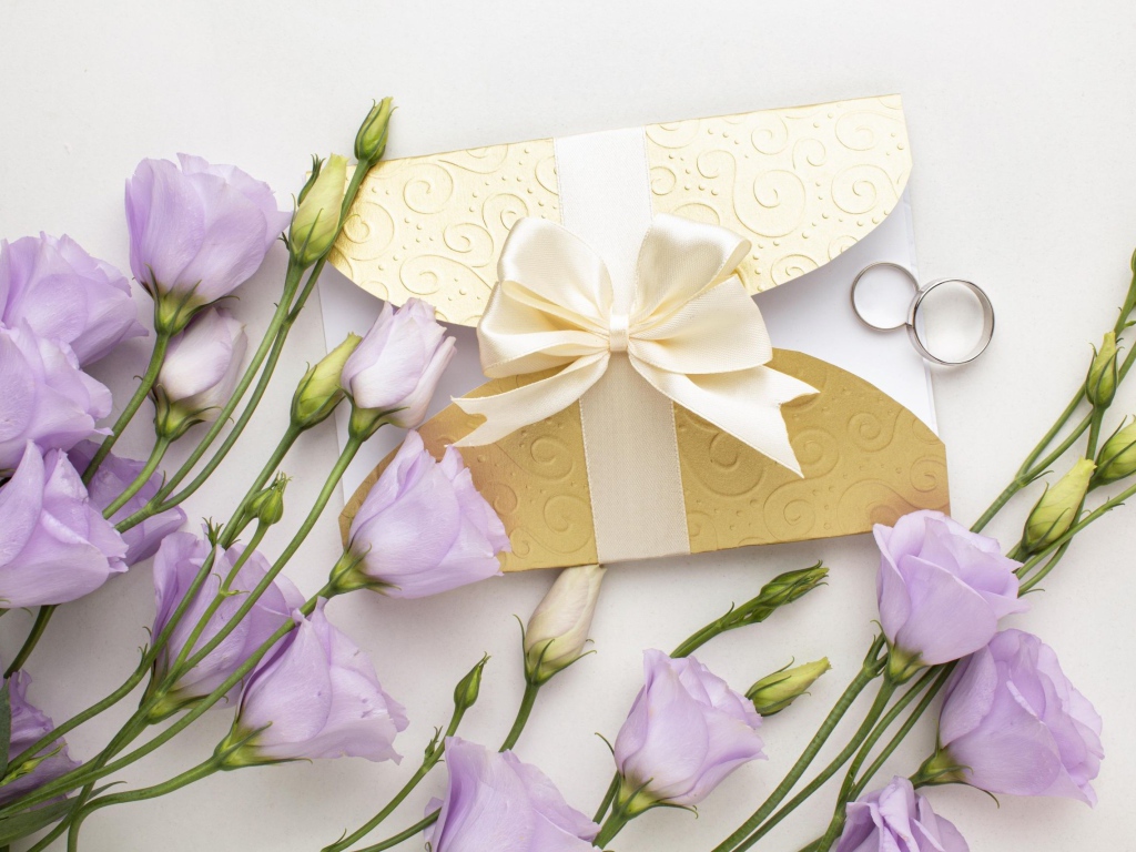 Фиолетовые цветы эустома с приглашением и обручальными кольцами