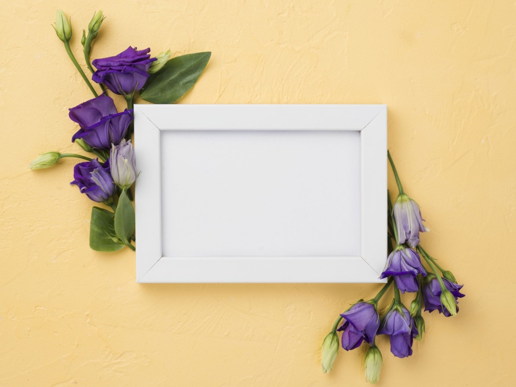 Белая рамка с фиолетовыми цветами эустома