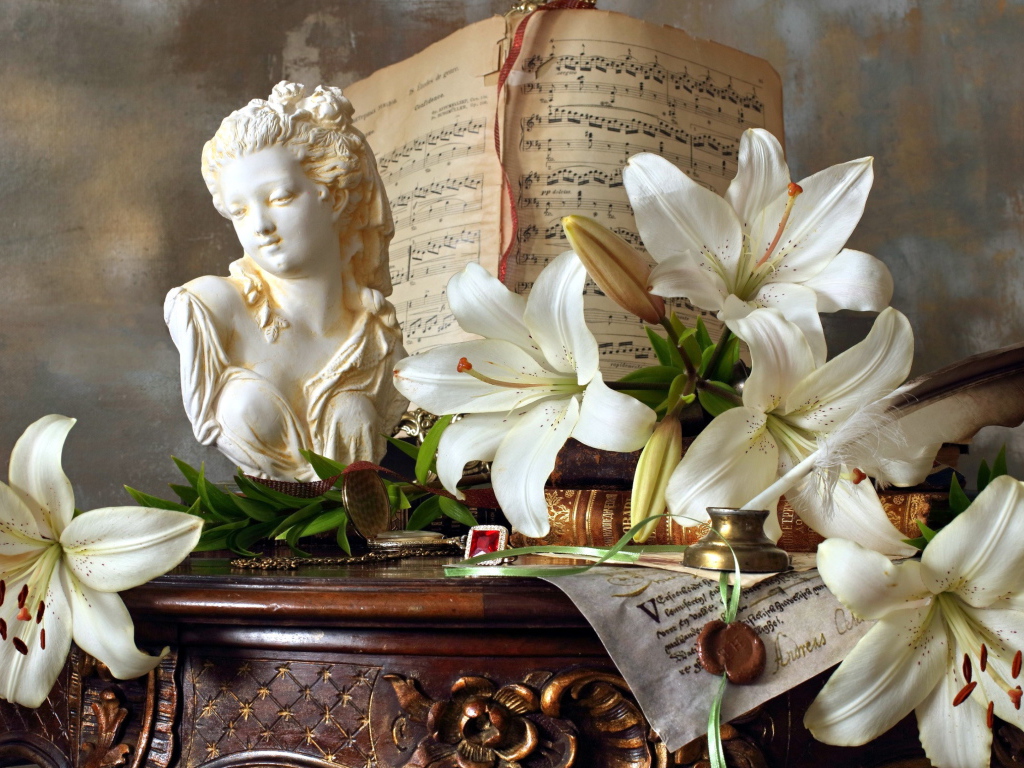 Белые лилии, статуя и ноты лежат на столе