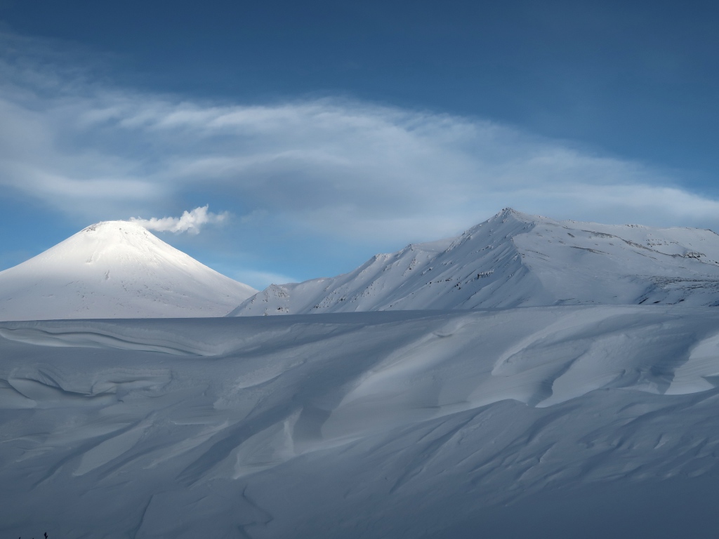 Красивые покрытые белым холодным снегом горы
