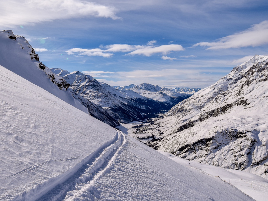 Красивые заснеженные вершины гор 